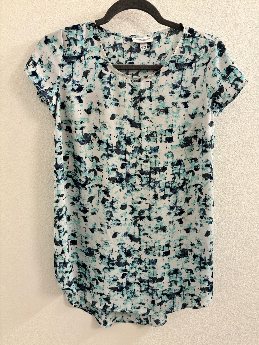 Liz Lange Maternity Blue & White Abstract Print Maternity blouse